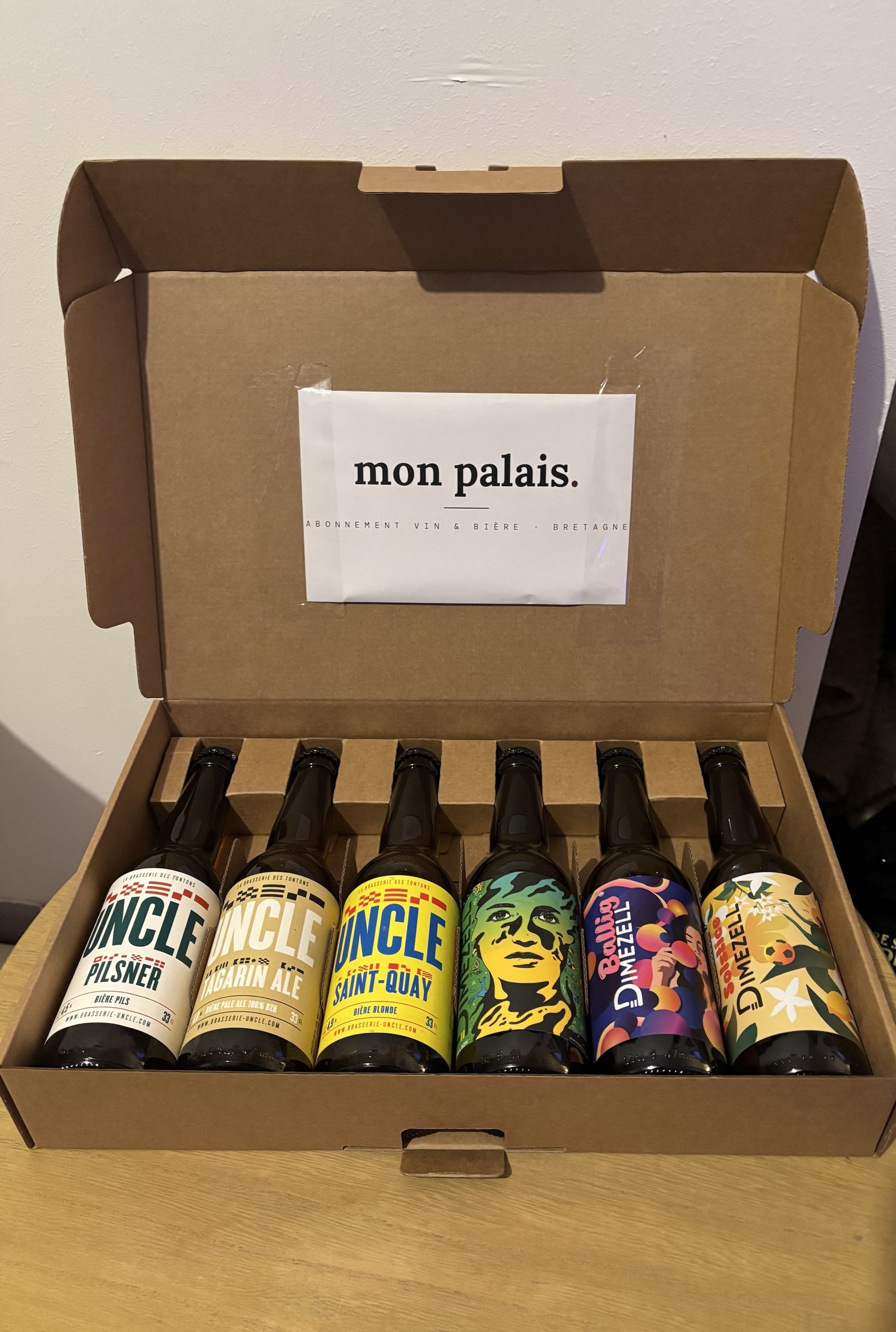 Une vraie boîte Mon Palais ouverte, carte de bienvenue et six bières bretonnes