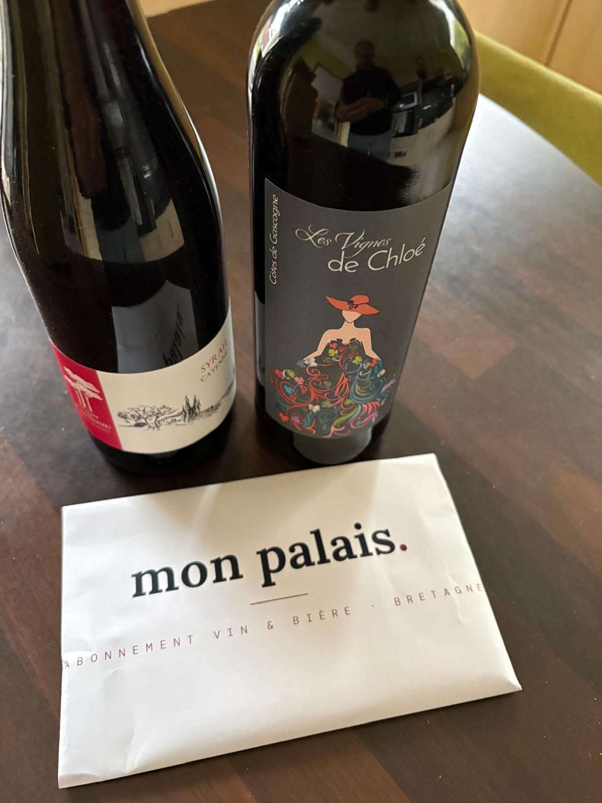 Boîte Mon Palais reçue par un abonné, avec une bouteille de syrah et une bouteille Les Vignes de Chloé