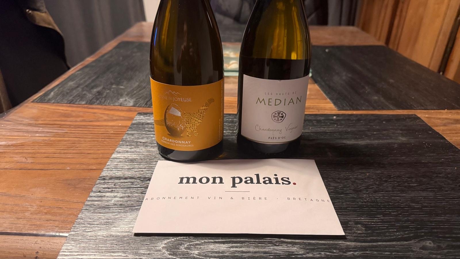 Boîte Mon Palais reçue par un abonné, avec deux bouteilles de chardonnay et la carte de bienvenue