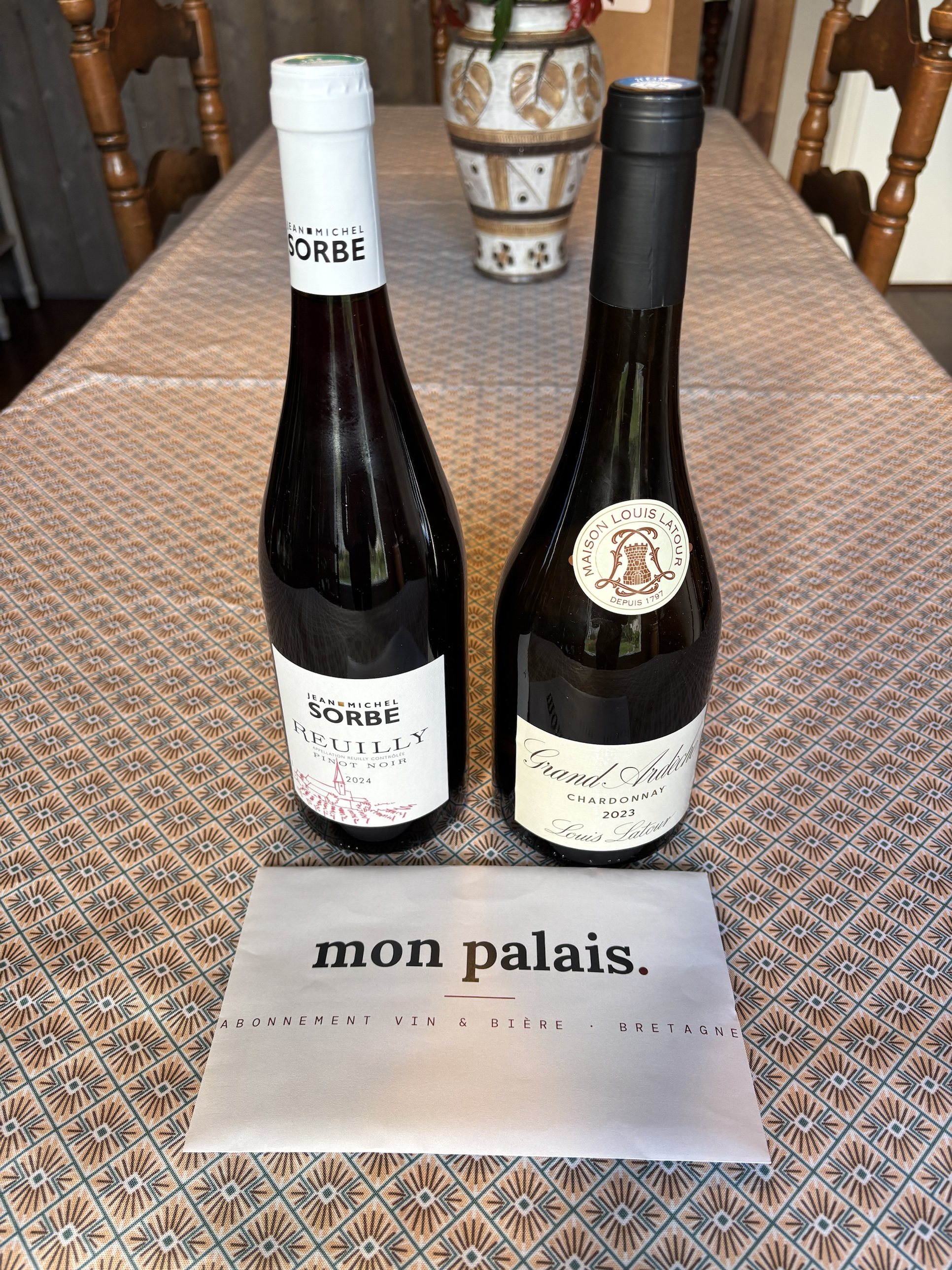 Boîte Mon Palais reçue par un abonné, avec un Reuilly Pinot Noir et un Chardonnay Louis Latour